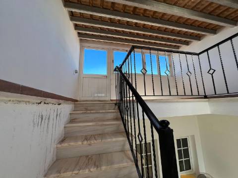 MONCARAPACHO - Magnífica Moradia T4 localizada em zona tranquila perto de Olhão