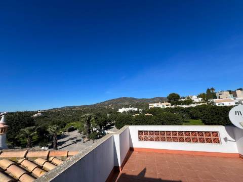 MONCARAPACHO - Magnífica Moradia T4 localizada em zona tranquila perto de Olhão