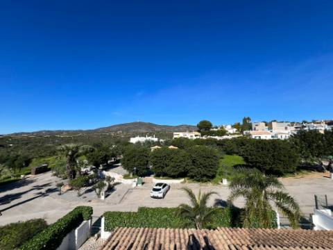 MONCARAPACHO - Magnífica Moradia T4 localizada em zona tranquila perto de Olhão