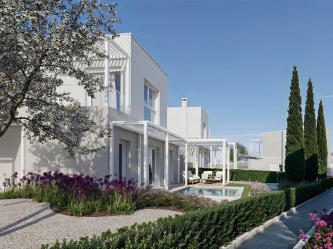 Moderna Moradia Geminada com 2+1 Quartos, inserido num Golfe Resort