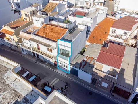Quarteira - Duplex de 1 quarto com terraço espaçoso, totalmente remodelado