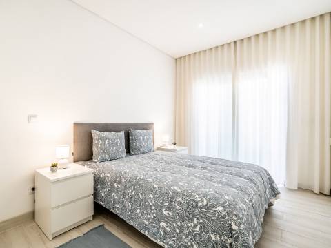 Quarteira - Duplex de 1 quarto com terraço espaçoso, totalmente remodelado
