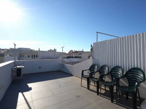 Quarteira - Duplex de 1 quarto com terraço espaçoso, totalmente remodelado