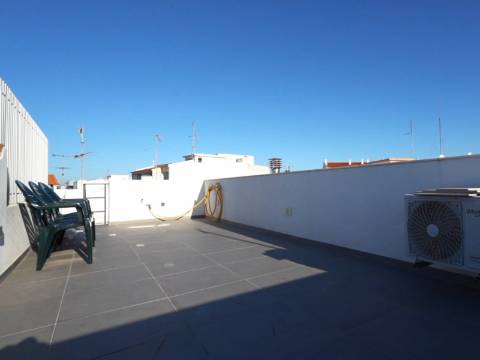 Quarteira - Duplex de 1 quarto com terraço espaçoso, totalmente remodelado