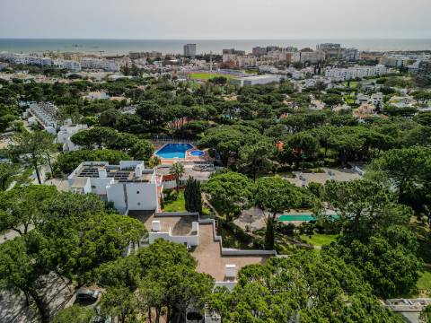 Vilamoura - Apartamento T3 com espaçoso terraço, piscina e jardim comuns