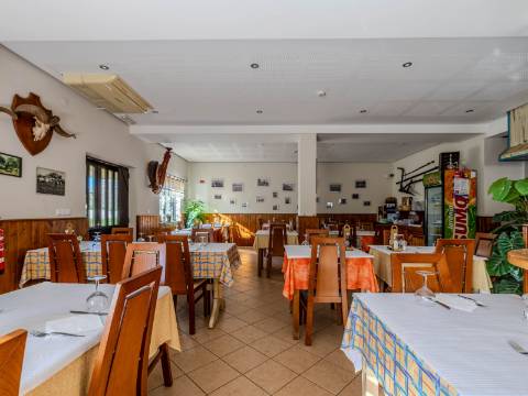Benafim - Restaurante em Funcionamento com Zona Habitacional (4 Quartos + 1 Quarto)