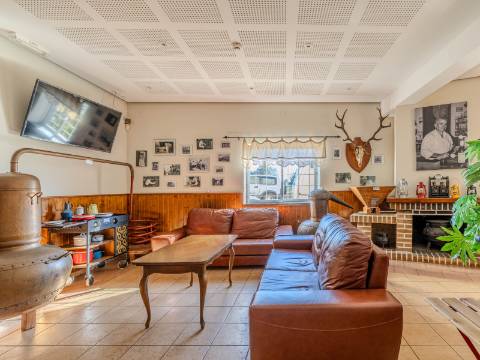 Benafim - Restaurante em Funcionamento com Zona Habitacional (4 Quartos + 1 Quarto)