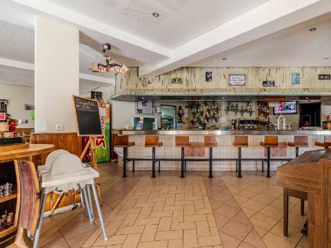 Benafim - Restaurante em Funcionamento com Zona Habitacional (4 Quartos + 1 Quarto)