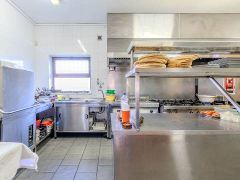 Benafim - Restaurante em Funcionamento com Zona Habitacional (4 Quartos + 1 Quarto)