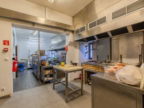 Benafim - Restaurante em Funcionamento com Zona Habitacional (4 Quartos + 1 Quarto)