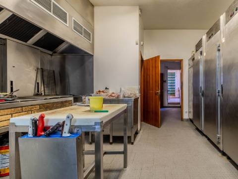 Benafim - Restaurante em Funcionamento com Zona Habitacional (4 Quartos + 1 Quarto)