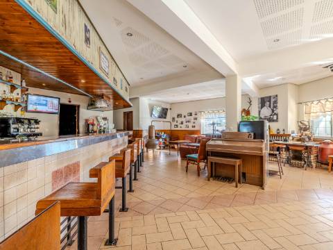 Benafim - Restaurante em Funcionamento com Zona Habitacional (4 Quartos + 1 Quarto)