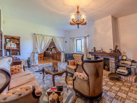 Benafim - Restaurante em Funcionamento com Zona Habitacional (4 Quartos + 1 Quarto)