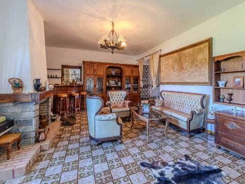 Benafim - Restaurante em Funcionamento com Zona Habitacional (4 Quartos + 1 Quarto)