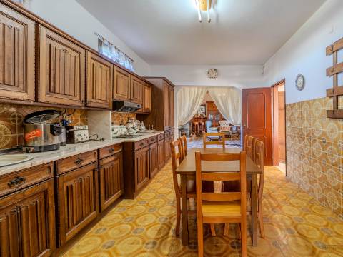 Benafim - Restaurante em Funcionamento com Zona Habitacional (4 Quartos + 1 Quarto)