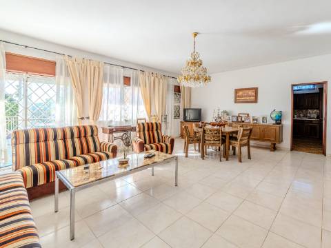 Benafim - Restaurante em Funcionamento com Zona Habitacional (4 Quartos + 1 Quarto)