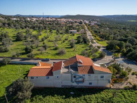 Benafim - Restaurante em Funcionamento com Zona Habitacional (4 Quartos + 1 Quarto)
