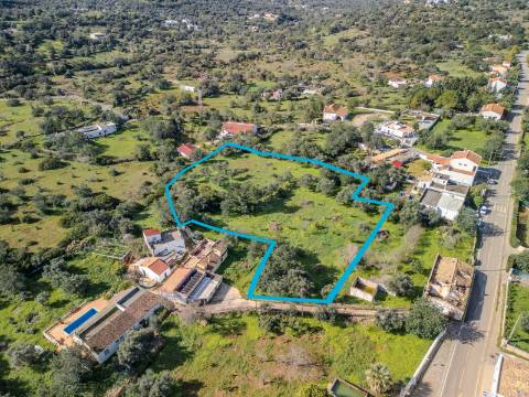 LOULÉ - Terreno rústico em zona urbana com possibilidade de construção até 450m²