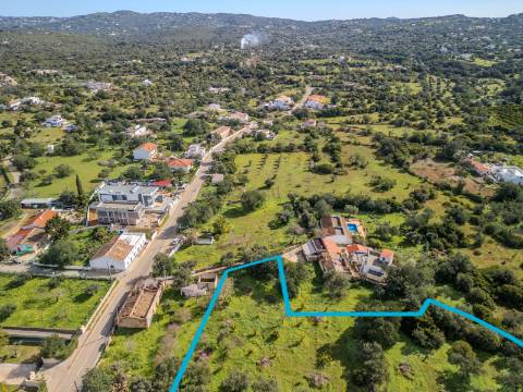 LOULÉ - Terreno rústico em zona urbana com possibilidade de construção até 450m²