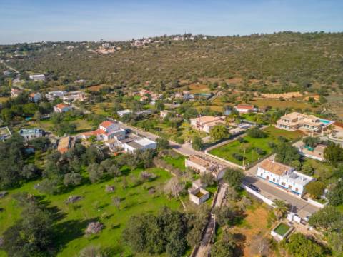 LOULÉ - Terreno rústico em zona urbana com possibilidade de construção até 450m²