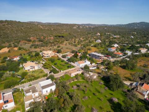 LOULÉ - Terreno rústico em zona urbana com possibilidade de construção até 450m²