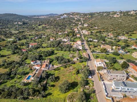 LOULÉ - Terreno rústico em zona urbana com possibilidade de construção até 450m²