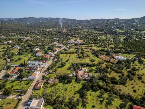 LOULÉ - Terreno rústico em zona urbana com possibilidade de construção até 450m²