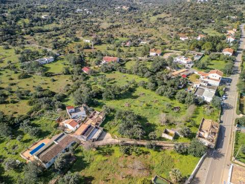 LOULÉ - Terreno rústico em zona urbana com possibilidade de construção até 450m²