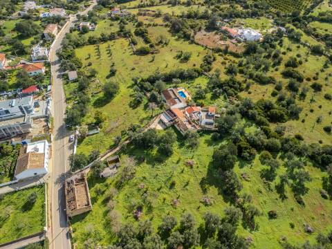 LOULÉ - Terreno rústico em zona urbana com possibilidade de construção até 450m²