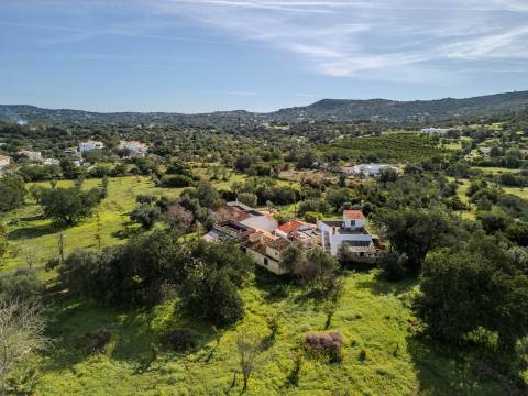 LOULÉ - Terreno rústico em zona urbana com possibilidade de construção até 450m²