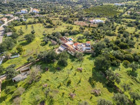 LOULÉ - Terreno rústico em zona urbana com possibilidade de construção até 450m²