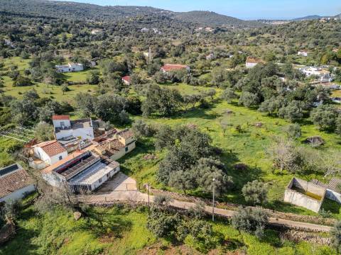 LOULÉ - Terreno rústico em zona urbana com possibilidade de construção até 450m²