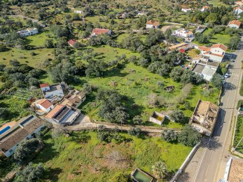 LOULÉ - Terreno rústico em zona urbana com possibilidade de construção até 450m²