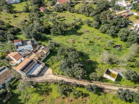 LOULÉ - Terreno rústico em zona urbana com possibilidade de construção até 450m²