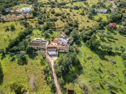 LOULÉ - Terreno rústico em zona urbana com possibilidade de construção até 450m²