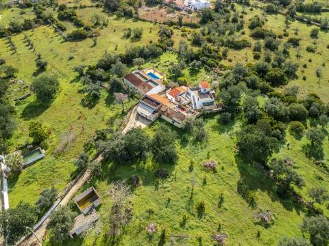 LOULÉ - Terreno rústico em zona urbana com possibilidade de construção até 450m²