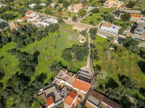 LOULÉ - Terreno rústico em zona urbana com possibilidade de construção até 450m²