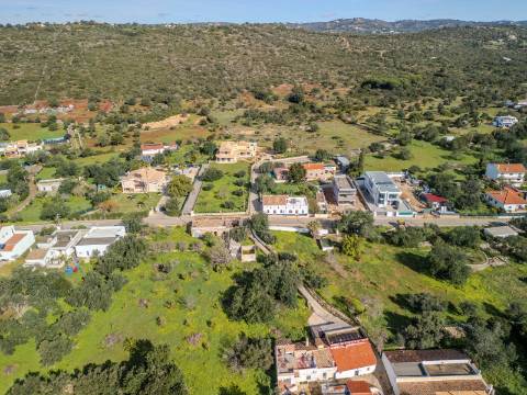 LOULÉ - Terreno rústico em zona urbana com possibilidade de construção até 450m²