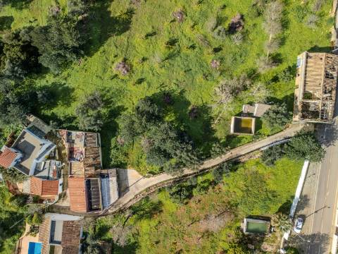 LOULÉ - Terreno rústico em zona urbana com possibilidade de construção até 450m²