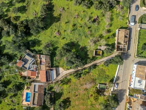 LOULÉ - Terreno rústico em zona urbana com possibilidade de construção até 450m²