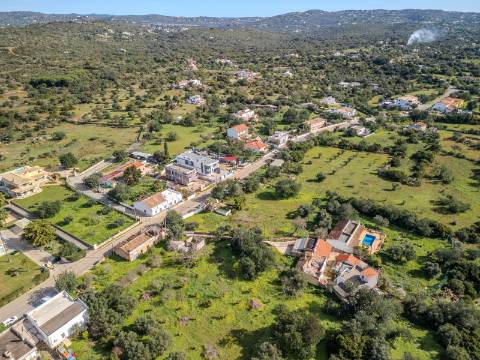 LOULÉ - Terreno rústico em zona urbana com possibilidade de construção até 450m²