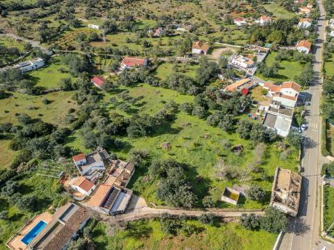 LOULÉ - Terreno rústico em zona urbana com possibilidade de construção até 450m²