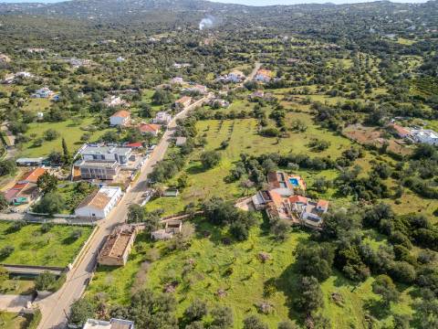 LOULÉ - Terreno rústico em zona urbana com possibilidade de construção até 450m²