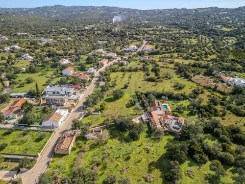 LOULÉ - Terreno rústico em zona urbana com possibilidade de construção até 450m²