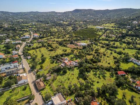 LOULÉ - Terreno rústico em zona urbana com possibilidade de construção até 450m²