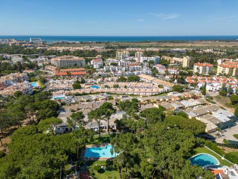 Vilamoura - Moradia em Banda T0+1 em Condomínio com Piscina (Pronta a Habitar)