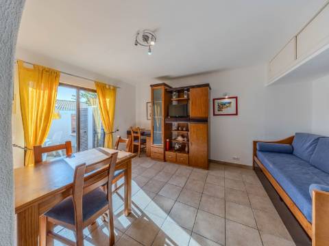 Vilamoura - Moradia em Banda T0+1 em Condomínio com Piscina (Pronta a Habitar)