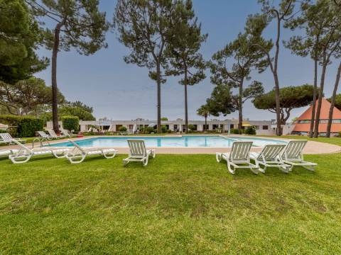 Vilamoura - Moradia em Banda T0+1 em Condomínio com Piscina (Pronta a Habitar)
