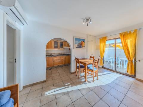 Vilamoura - Moradia em Banda T0+1 em Condomínio com Piscina (Pronta a Habitar)