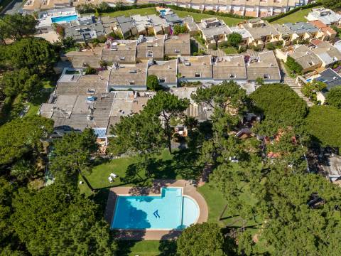Vilamoura - Moradia em Banda T0+1 em Condomínio com Piscina (Pronta a Habitar)